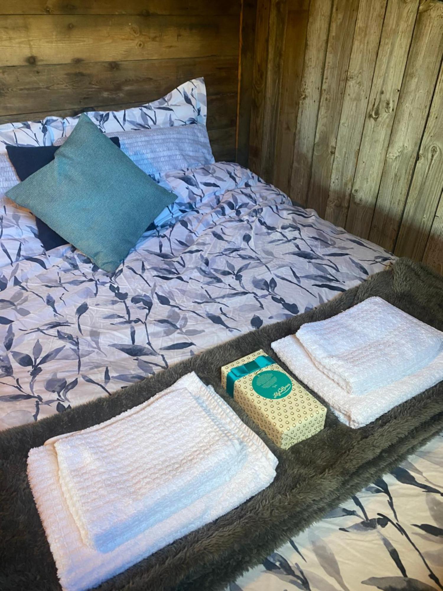 Swallowfield Glamping-Station Master يوفيل المظهر الخارجي الصورة