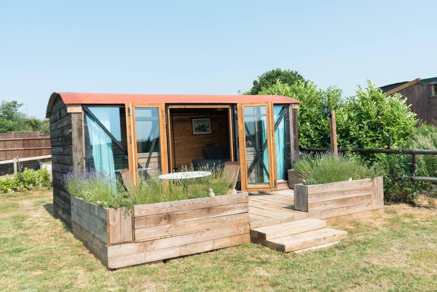 Swallowfield Glamping-Station Master يوفيل المظهر الخارجي الصورة