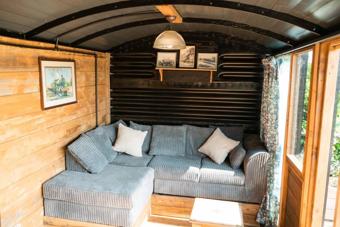 Swallowfield Glamping-Station Master يوفيل المظهر الخارجي الصورة