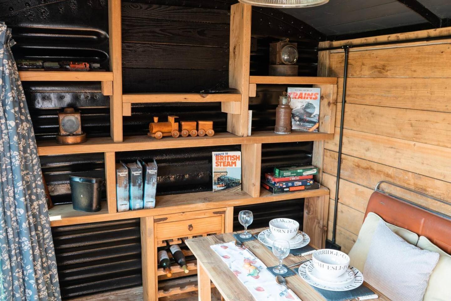 Swallowfield Glamping-Station Master يوفيل المظهر الخارجي الصورة