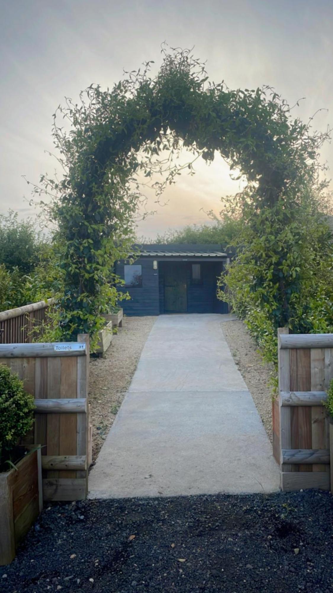 Swallowfield Glamping-Station Master يوفيل المظهر الخارجي الصورة